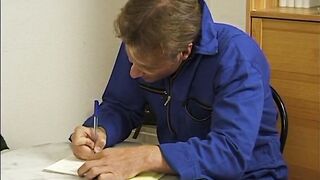 Dame bezahit den Handwerker mit ihrer haarigen Mose