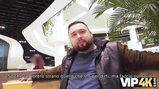 VIP4K. Un uomo incontra il dolce zenzero al centro commerciale e la scopa per soldi