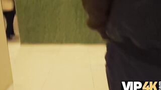 VIP4K. Un uomo incontra il dolce zenzero al centro commerciale e la scopa per soldi