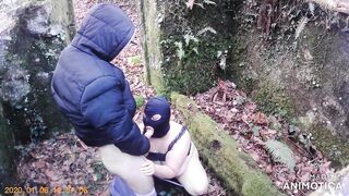 Mira como se la follan en el bosque