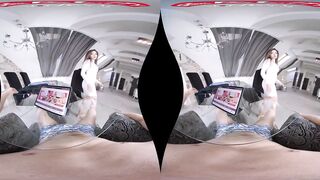 Old Hispanic Frida Sante inside Virtual Reality point of view