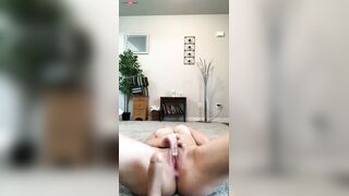 De la masturbation toute seule dans le salon