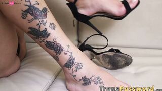 Shemales smoke show their feet and give an amazing handjob