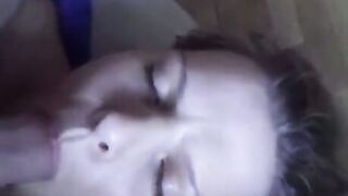 Elle prend la bite dans son cul