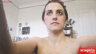 Big-Ass Babe Gets Wet and Messy on Cam!