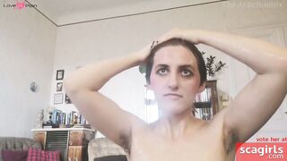 Big-Ass Babe Gets Wet and Messy on Cam!