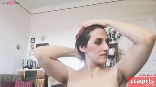 Big-Ass Babe Gets Wet and Messy on Cam!