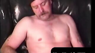 MenWorkinXXX.com - Tattooed butt muncher strokes his stiff pecker with joy