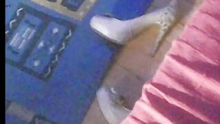Escort Liz Vip camara oculta se deja grabar haciendo su trabajo se pone los tacones