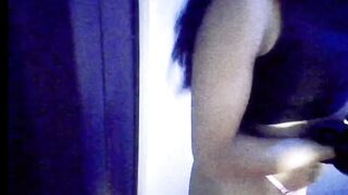 Escort Liz Vip camara oculta se deja grabar haciendo su trabajo se pone los tacones