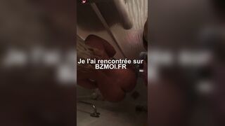 Milf twerk et se caresse sous la douche