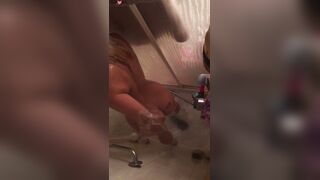 Milf twerk et se caresse sous la douche