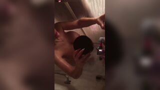 Milf twerk et se caresse sous la douche