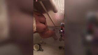 Milf twerk et se caresse sous la douche