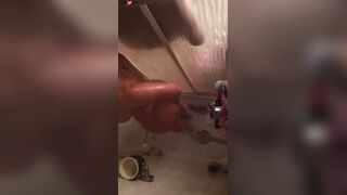 Milf twerk et se caresse sous la douche