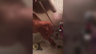 Milf twerk et se caresse sous la douche