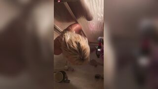 Milf twerk et se caresse sous la douche