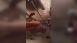 Milf twerk et se caresse sous la douche