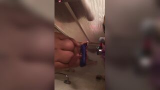 Milf twerk et se caresse sous la douche