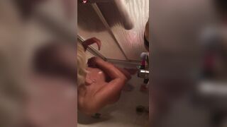 Milf twerk et se caresse sous la douche