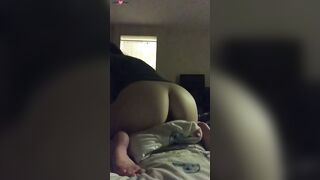 Teen se frotte sur son coussin