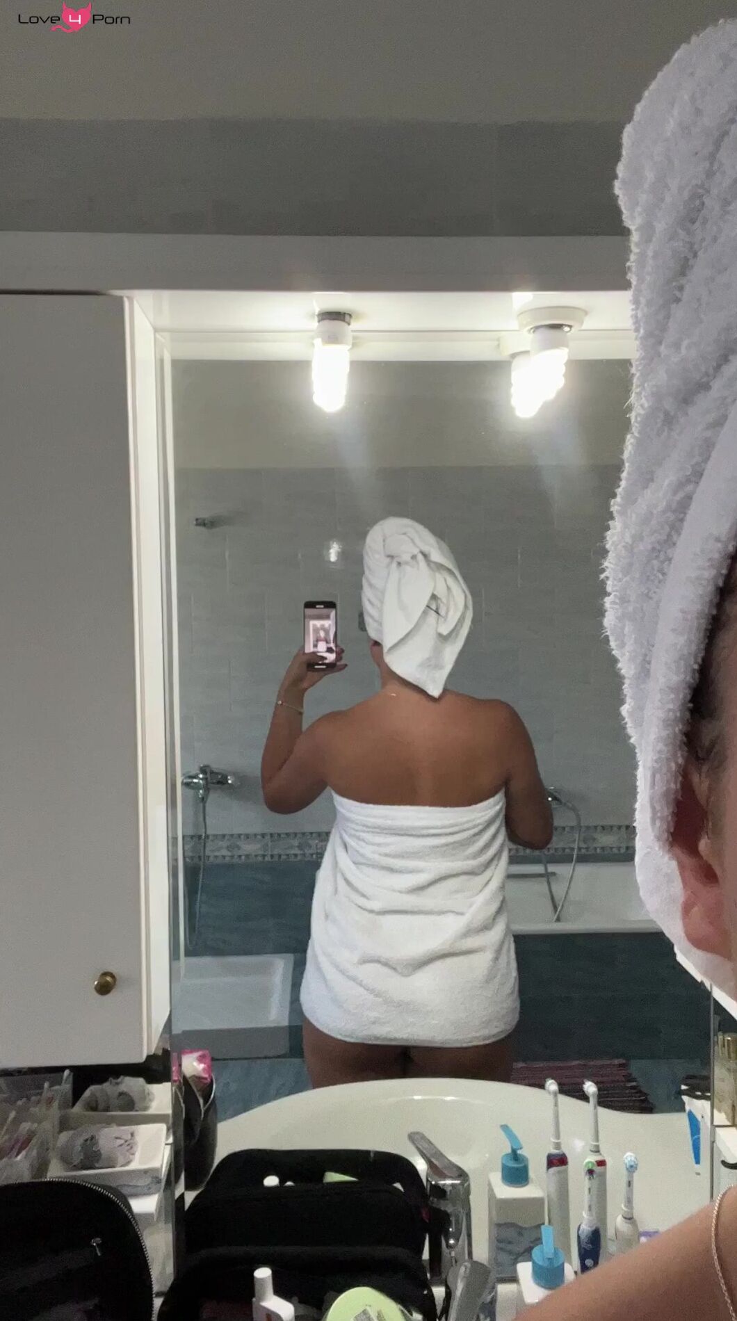 Naughty Wife Drop Her Towel To Show Her Slimwaist and Big Ass