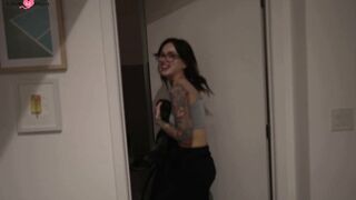 Angel est une salope emo qui se masturbe partout ou elle va