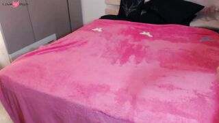 Gode et vibromasseur pour une chatte amateur