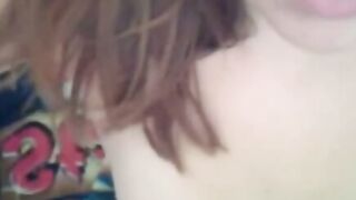 Jeune bbw se caresse en live