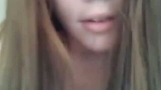 Jeune bbw se caresse en live