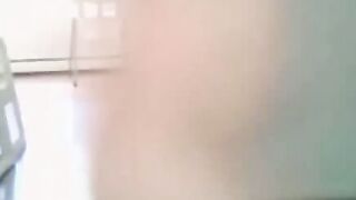 Jeune bbw se caresse en live