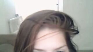 Jeune bbw se caresse en live