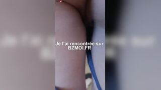 La jeune rouquine sait comment prendre la bite