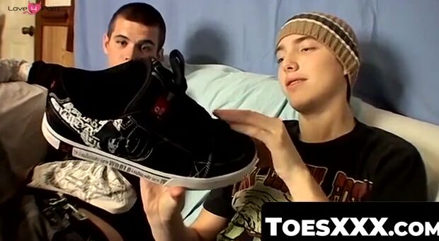 ToesXXX.com - Muscular studs' gentle toe touch with wild masturbation