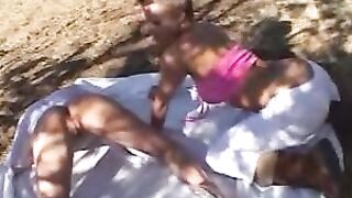 Elle est là...la salope lucy63 elle va, te faire baiser et elle va sucer tous ses cop