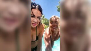 Deux filles en bikini se caressent devant la camera