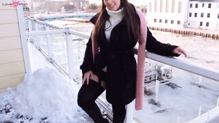 Il n'est jamais trop froid pour se masturber comme elle le fait