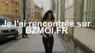 Jill aguiche les fans avec ses seins et ses fesses nus