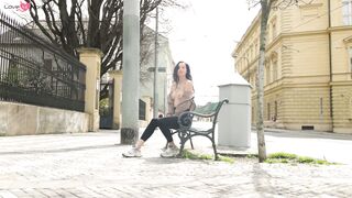 Jill aguiche les fans avec ses seins et ses fesses nus