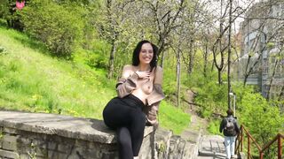 Jill aguiche les fans avec ses seins et ses fesses nus