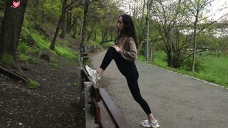 Jill aguiche les fans avec ses seins et ses fesses nus