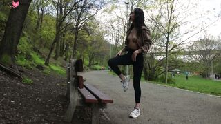 Jill aguiche les fans avec ses seins et ses fesses nus