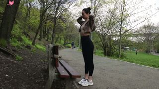 Jill aguiche les fans avec ses seins et ses fesses nus