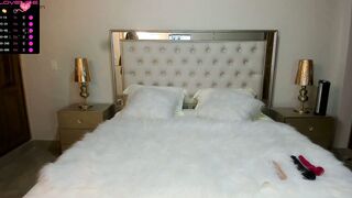 Teen a la poitrine genereuse dans une chambre sur une webcam