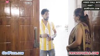 Bade Bade Dudh Wali Padosan Bhabhi Se Padosi Ladke Ne Pani Liya Aur Bhabhi Ko Land Di