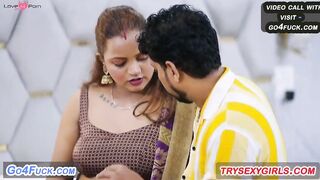 Bade Bade Dudh Wali Padosan Bhabhi Se Padosi Ladke Ne Pani Liya Aur Bhabhi Ko Land Di