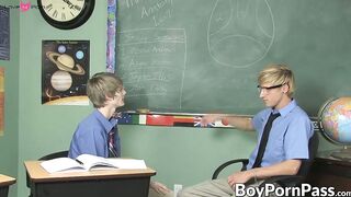 Twinks make out and then perform doggy in school classroom