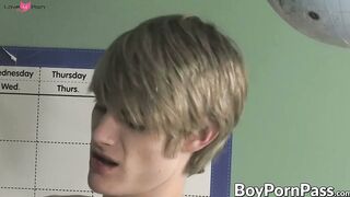 Twinks make out and then perform doggy in school classroom