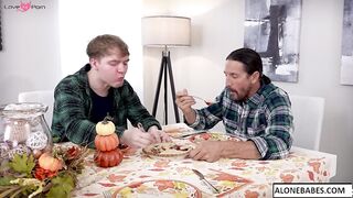 sarah jessie thanksgiving meal as a family