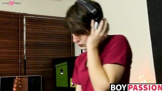 After some electro music this twink just loves to jerk off